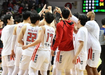 통합우승 8부 능선 넘었다…SK, 인삼공사에 15점차 완승