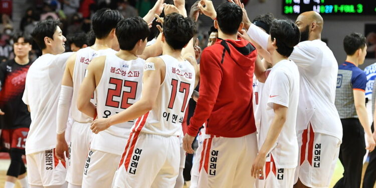 통합우승 8부 능선 넘었다…SK, 인삼공사에 15점차 완승