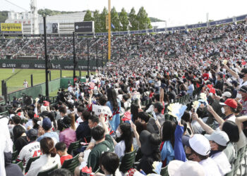 주말 3연전 6만2436명 꽉 찼지만…롯데는 웃지 못했다