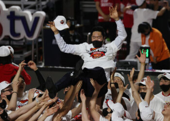 ‘소통과 데이터’ 전희철 SK 감독, 통합우승 일구다