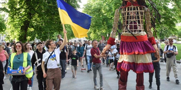 [포토] 난민 어린이 ‘리틀 아말’, 우크라 동심을 위로하다