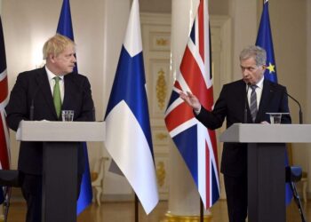 스웨덴·핀란드, 중립국 지위 포기 행보…영국과 안보협정 선언