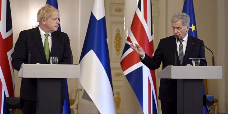 스웨덴·핀란드, 중립국 지위 포기 행보…영국과 안보협정 선언