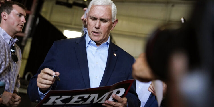 “트럼프, 의사당 난동 때 ‘펜스 전 부통령 목매달자’ 구호에 찬동”