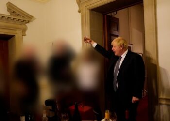 새벽까지 마시고 토하고 싸우고…영 ‘파티 게이트’ 보고서 보니