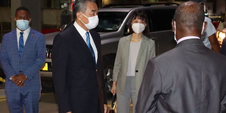 왕이, 솔로몬제도 도착하자 미·호주 ‘화들짝’…남태평양 긴장 고조