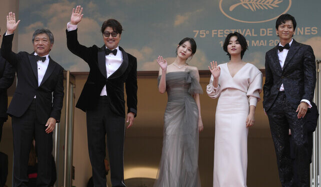 아이유, 강동원, 송강호의 유사가족 이야기 ‘브로커’…칸 “따뜻” vs “얄팍”