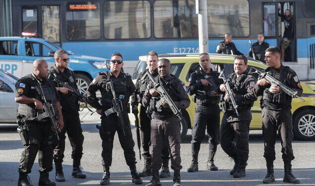 브라질서 흑인 남성, 최루탄 가득 찬 경찰차에 갇혀 질식사