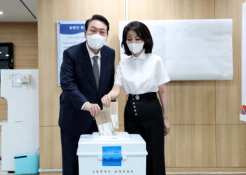 윤 대통령 부부도 사전투표…“7장 다 봉투에 담나” 물어