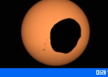 화성의 하늘에서 포착한 일식