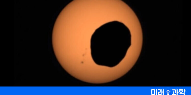 화성의 하늘에서 포착한 일식