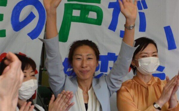 정치입문 두달만에… 40대 여성 도쿄 구청장 당선