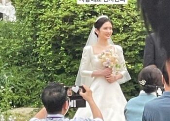 장나라, 결혼식서 순백 드레스 자태…절친 박경림 사회·이수영 축가 – 게임동아