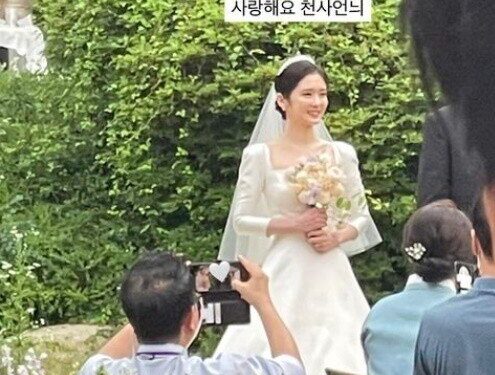 장나라, 결혼식서 순백 드레스 자태…절친 박경림 사회·이수영 축가 – 게임동아