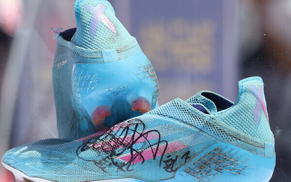 손흥민 축구화, 경매에서 1천600만원에 낙찰