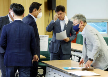 민주당 재선의원들, 당권주자들에 “배타적 팬덤과 결별하라”