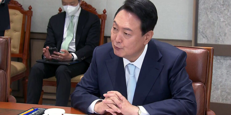 [정치]윤 대통령, 주말에도 ‘나토 열공’ 모드…내일 출국