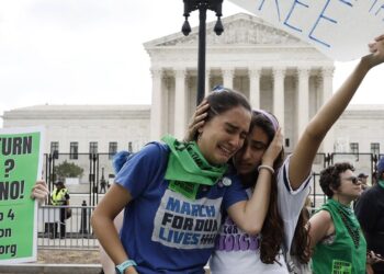 ‘임신중지권’ 판례 없애버린 미 대법…“49년 전으로 후퇴”