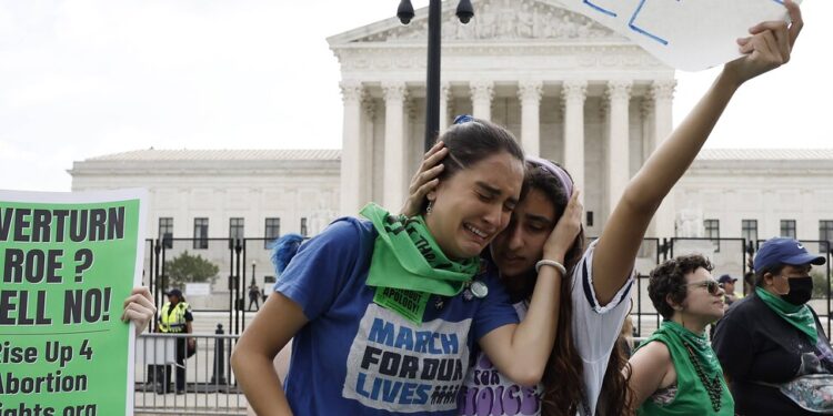 ‘임신중지권’ 판례 없애버린 미 대법…“49년 전으로 후퇴”