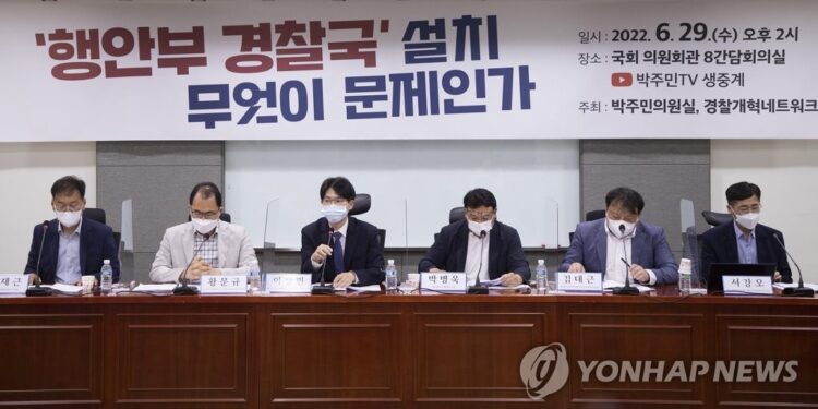 “경찰 정치예속”…행안부 통제안에 토론회·시위 등 일선 반발