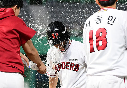 `끝내기 희생타` 김성현 `맘껏 뿌려라` [MK포토] – MK스포츠 – MK스포츠(PC)