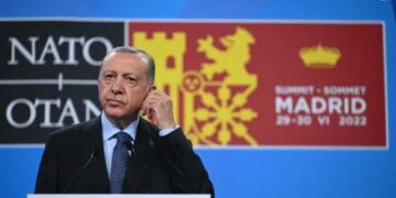 튀르키예 “스웨덴·핀란드 ‘약속’ 안 지키면 나토 가입 막겠다”