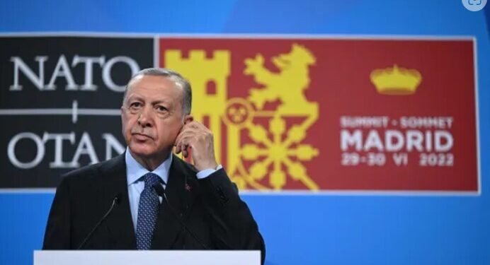 튀르키예 “스웨덴·핀란드 ‘약속’ 안 지키면 나토 가입 막겠다”