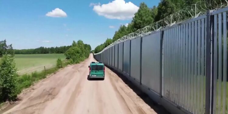 [국제]폴란드, 벨라루스 국경에 186km 철제 장벽…출신지 따라 난민 차별 ‘이중잣대’