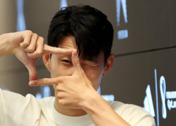 [포토] 손흥민 찰칵! '손 커밍 데이' 현장 – 한겨레