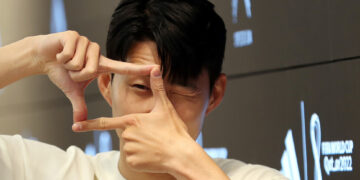 [포토] 손흥민 찰칵! '손 커밍 데이' 현장 – 한겨레