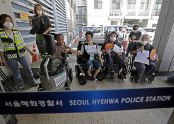 [포토] “경찰서에 엘리베이터 설치할 때까지 조사 거부하겠다” – 한겨레