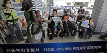 [포토] “경찰서에 엘리베이터 설치할 때까지 조사 거부하겠다” – 한겨레