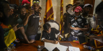 면책특권 꼼수? 스리랑카 대통령, 싱가포르서 이메일 사직서 제출