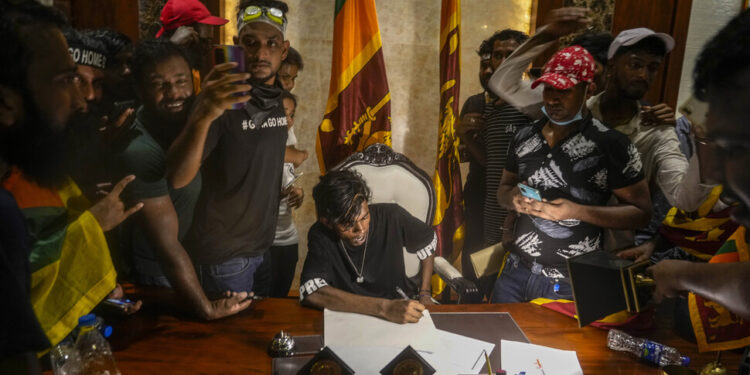 면책특권 꼼수? 스리랑카 대통령, 싱가포르서 이메일 사직서 제출