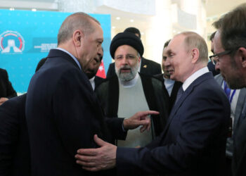 푸틴, 이란 방문 “협력 강화”…러시아-튀르키예-이란 3자 회동도