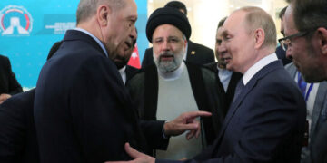 푸틴, 이란 방문 “협력 강화”…러시아-튀르키예-이란 3자 회동도