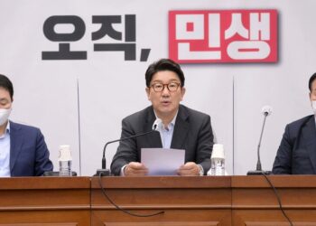 흐릿한 자율방역 방침에 여당서도 “각자도생 하라는 거냐” – 한겨레