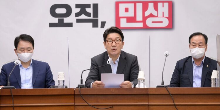 흐릿한 자율방역 방침에 여당서도 “각자도생 하라는 거냐” – 한겨레