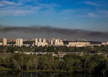 우크라이나는 남부서 반격, 러시아는 북부에 공습…일부 고립