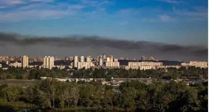 우크라이나는 남부서 반격, 러시아는 북부에 공습…일부 고립