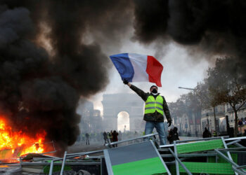 표심 잃고 좌·우파 정치 협공까지…흔들리는 마크롱 정권 [채인택 글로벌 인사이트]