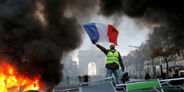 표심 잃고 좌·우파 정치 협공까지…흔들리는 마크롱 정권 [채인택 글로벌 인사이트]