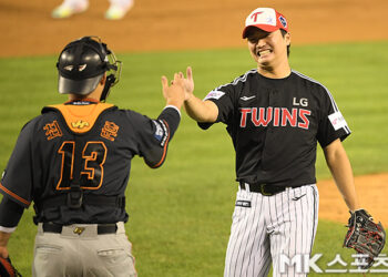고우석-최재훈 `승리의 하이파이브` [MK포토] – MK스포츠