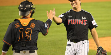 고우석-최재훈 `승리의 하이파이브` [MK포토] – MK스포츠