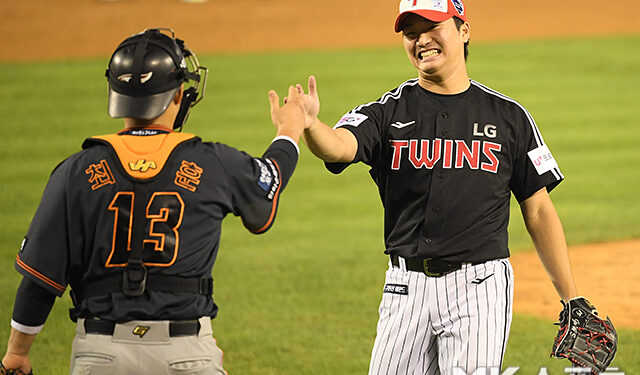 고우석-최재훈 `승리의 하이파이브` [MK포토] – MK스포츠