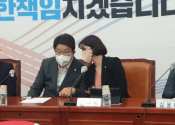 이준석 중징계 후 첫 최고위…배현진·권성동 귓속말 눈길 [쿡 정치포토]