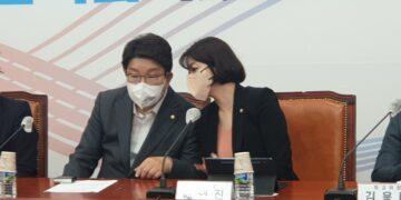 이준석 중징계 후 첫 최고위…배현진·권성동 귓속말 눈길 [쿡 정치포토]