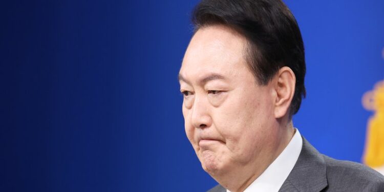 윤 대통령 “약화된 한미·한일 관계 정상화, 국제사회 평화 기여”