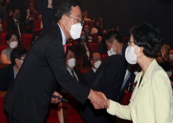 [머니S포토] 재외한국어교육자 국제학술대회, 인사 나누는 '주호영' – 머니S – Money S