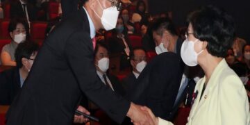 [머니S포토] 재외한국어교육자 국제학술대회, 인사 나누는 '주호영' – 머니S – Money S